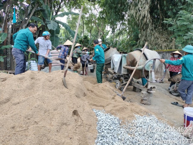 Ban Thường trực MTTQ xã cùng Trưởng ban công tác Mặt trận các thôn tham gia xây dựng khu dân cư nông thôn mới kiểu mẫu tại thôn Tiến Thịnh